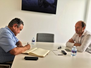 Andrés Pedreño firma en libro honor Sistel